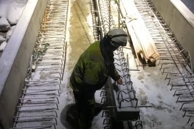 Arbeidere som arbeider med broen